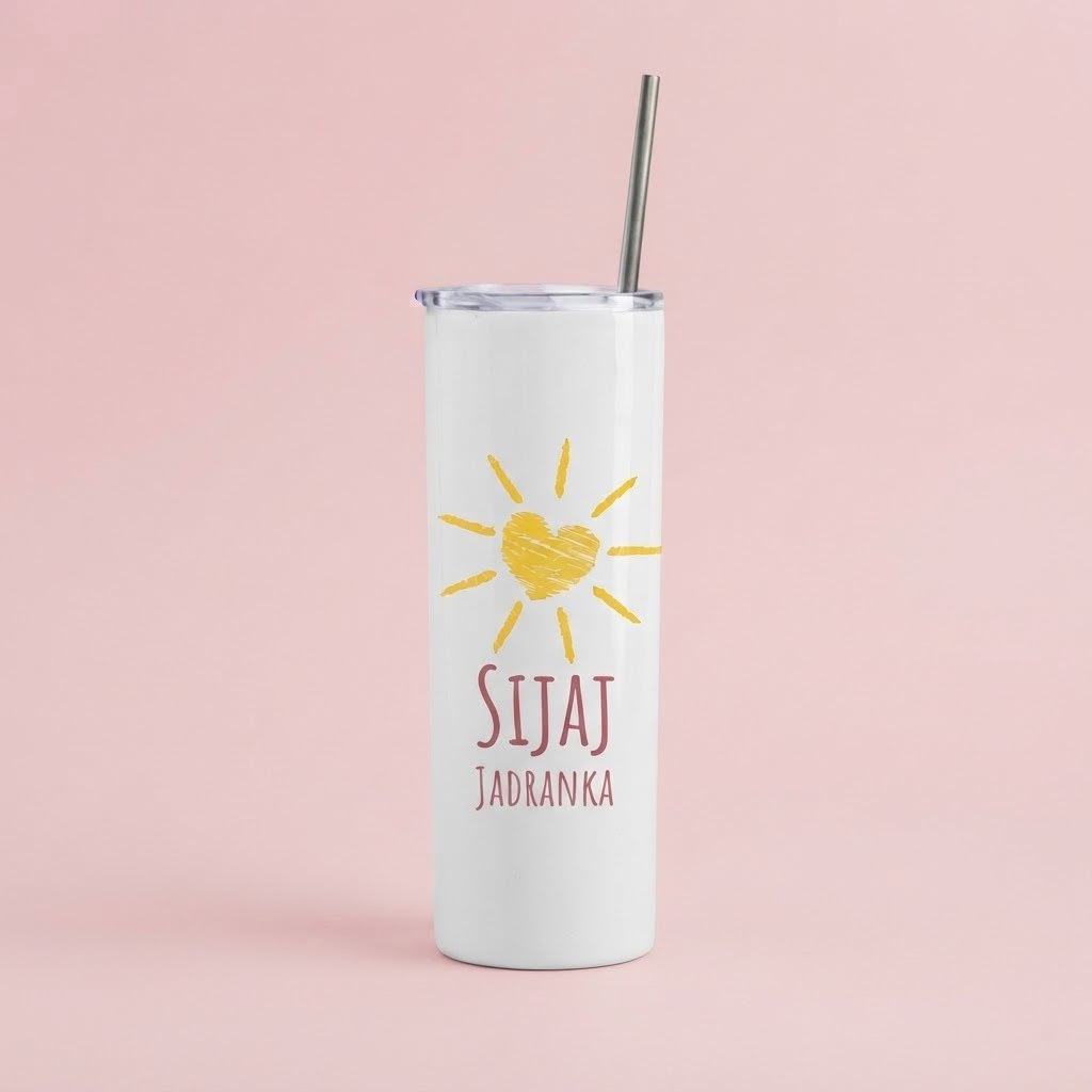 Beli tumbler sa slamčicom, crtežom sunca i srca, natpis Sijaj i imenom Jadranka